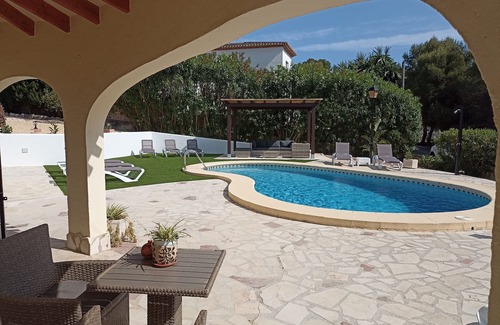 Paichi Villa | Villa Amanda, 1.5 km from the beach, sleeps 10, swimming pool, A.A., internet