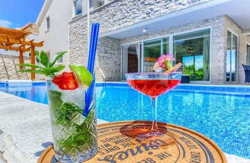 Pitve Villa | Villa Anandas - 8 bedroom villa with sea views, a pool, sauna and a hot tub for 16+4 guests