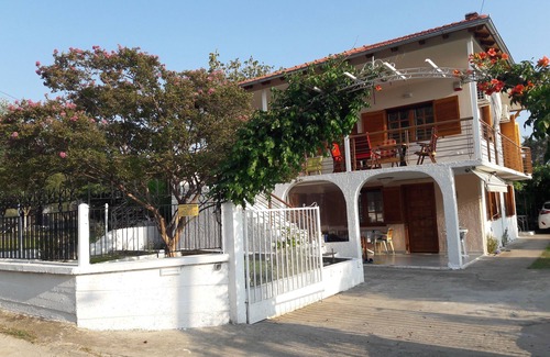 Nea Iraklia Cabin | 'Villa Anastasia' Ground floor of seaside holiday home Nea Iraklia – Chalkidiki