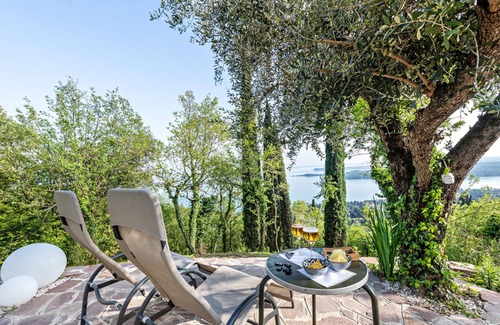 Gardone Riviera Villa | Villa "Artista" with Private Pool, Whirlpool & Wi-Fi