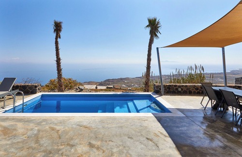 Imerovigli Villa | Villa Assyrtiko with private heated pool, Theano Apartments Santorini