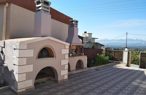Gortyna Villa | Villa 'Asterousia' with Mountain View, Wi-Fi and Air Conditioning