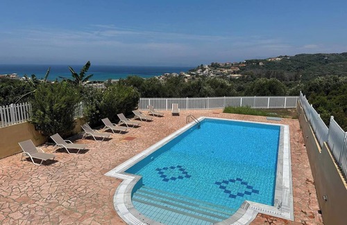 Arillas House | Villa Avra, Villa Avra Arillas : Vue sur mer et coucher de soleil avec très grande piscine