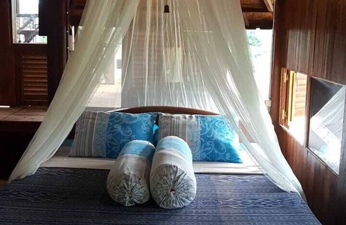 Sukasada Bed & Breakfast | Villa Ayu offers stunning view over mountains green valley with waterfall