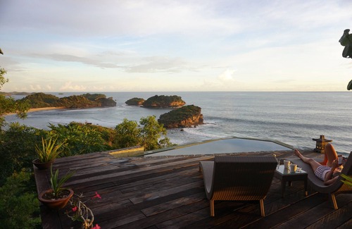 Watukarung Villa | Villa Batu Hill is a traditional style Limasan house.
