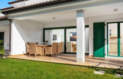 Basanija House | Villa Beach Front by Interhome