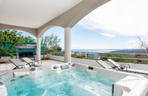 Brovinje Villa | Villa Bella Vista for 8 people with sea view, heated pool & wellness - only 1,5 km from beach