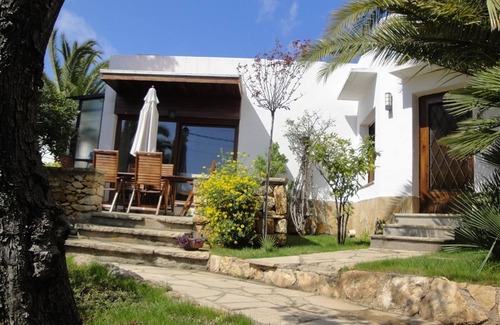 Tarragona Villa | 'Villa Beside the Sea - 3 Bedrooms' with Shared Pool & Wi-Fi