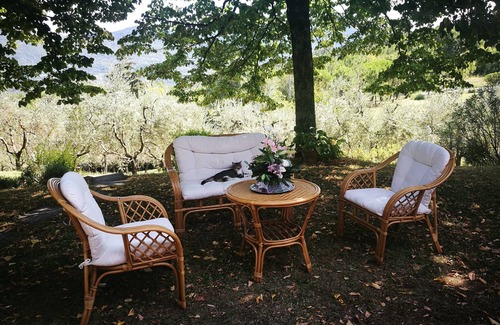 Vaiano House | Villa bifamiliare panoramica in collina con grande giardino