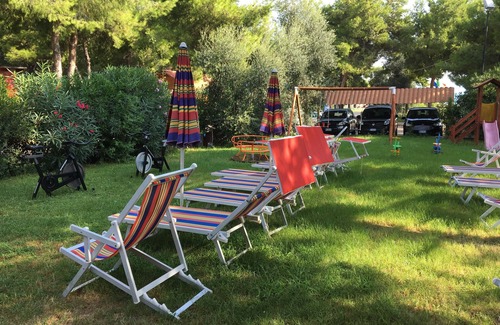 Defensola Apartment | VILLA BILOCALE ORCHIDEA B 1 bedroom, living room with 2 beds and kitchenette