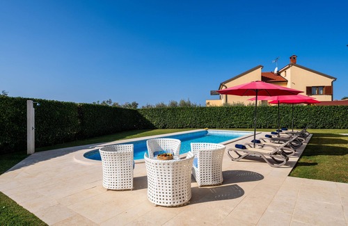 Labinci Villa | Villa Bincila Exclusive for 12 persons, pool, 6 bedrooms, pets allowed, garage