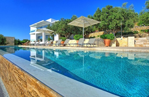 Plaka Villa | Villa Bluewhite - Luxury villa with pool in Plaka, Island of Crete