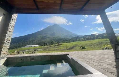 Barrio Pilo Cottage | Villa Bromelia. Un volcán en su jardín!