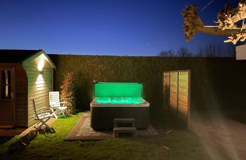 Zeewolde Villa | Villa "Buitenplaats" Top villa with Jacuzzi and Infrared/Finnish sauna.