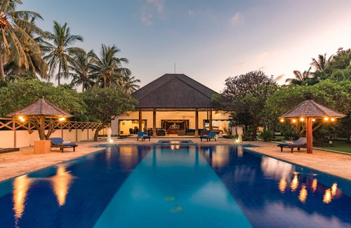Bukti Villa | Villa Bukti Paradise - Captivating Beachfront Villa
