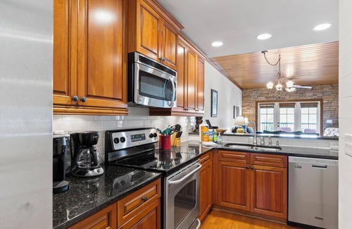 Dadeville Villa | Villa by the Lake, Villa by the Lake- 3BR Condo at The Village on Lake Martin!