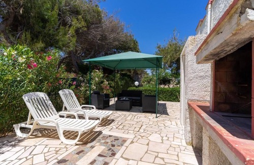 Torre Castiglione Villa | Villa by the sea and with a fantastic green garden!