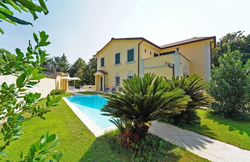 La Spezia Villa | VILLA BYRON Luxury Retreat w Pool, A /C, Free WiFi, Park near to CINQUE TERRE