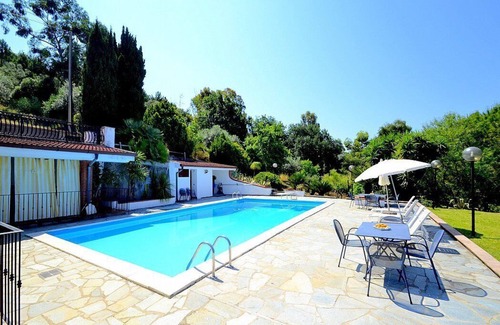 Agropoli House | Villa Calipso A: A pleasant and spacious apartment that covers the entire ground floor of a villa situated on a promontory facing the sea, with Free WI-FI.