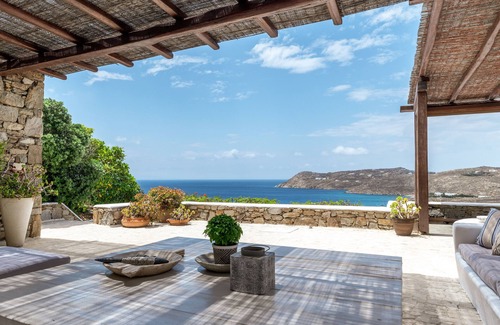 Elia Villa | Villa "Calma Beach House" with Private Terrace & Wi-Fi