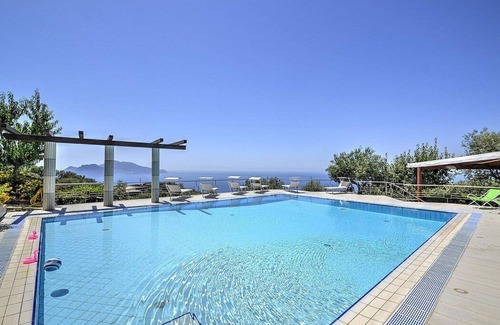 Schiazzano Villa | Villa Carminia Grande: A splendid and luminous three-story villa located on the coast in front of the island of Capri, with Free WI-FI.