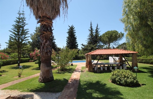 Monte Raposo Villa | Villa 'Casa Alcantarilha' with Pool & Wi-Fi