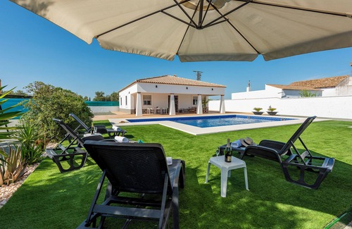 Marchena House | Villa "Casa Brisa del Valle" with Private Pool, Covered Terrace & Wi-Fi