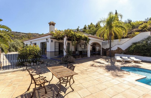 Jete Villa | Villa Casa Cristina with Mountain View, Pool, Garden, A/C & Wi-Fi