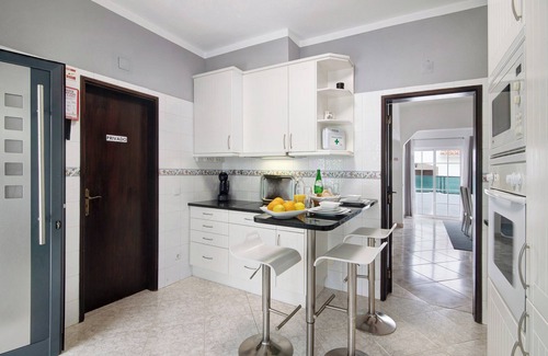Castelo Villa | Villa 'Casa do Castelo' close to the Sea with Pool & Wi-Fi