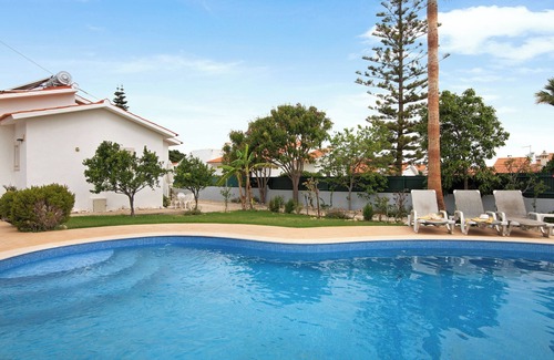 Castelo Villa | Villa 'Casa do Castelo' close to the Sea with Pool & Wi-Fi