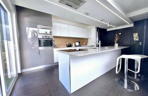 Estoi Villa | Villa 'Casa Do Lago' with Sea View, Wi-Fi and Air Conditioning
