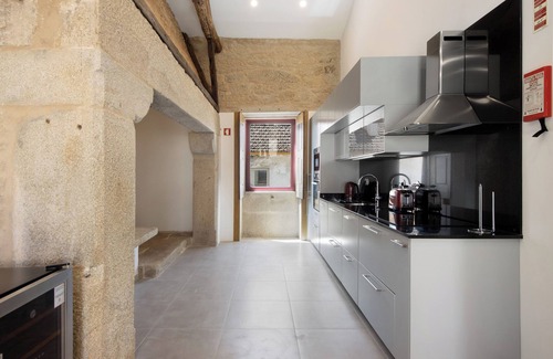 Guilhabreu Villa | Villa 'Casa Do Outeiro' with Terrace, Pool, Wi-Fi and Air Conditioning