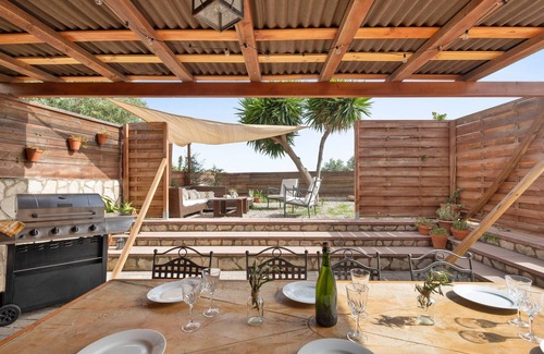 Subirats Villa | Villa 'Casa Les Vinyes' with Mountain View, Wi-Fi and Air Conditioning
