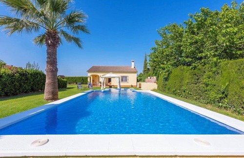 Marchena House | Villa "Casa Rural Casa de Noa" with Private Pool, Private Garden & Wi-Fi