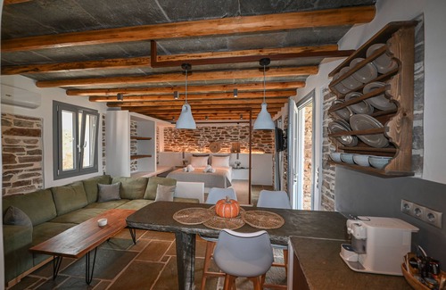 Exomvourgo Villa | Villa 'Celini House 1' with Mountain View, Wi-Fi and Air Conditioning