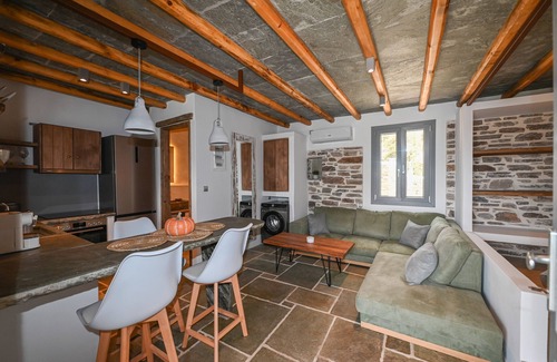 Exomvourgo Villa | Villa 'Celini House 1' with Mountain View, Wi-Fi and Air Conditioning