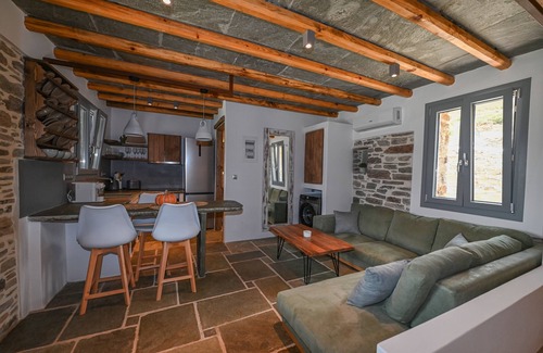Exomvourgo Villa | Villa 'Celini House 1' with Mountain View, Wi-Fi and Air Conditioning