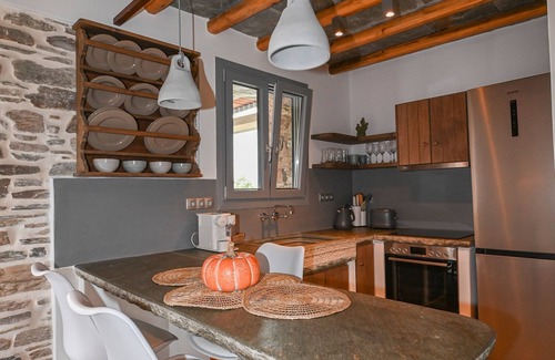 Exomvourgo Villa | Villa 'Celini House 1' with Mountain View, Wi-Fi and Air Conditioning
