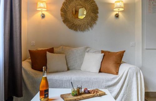 Baden Villa | Villa Château De Kergonano- dans l'Orangerie-5 by Interhome