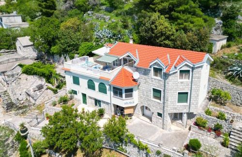 Bast Villa | Villa Charlie With Jacuzzi