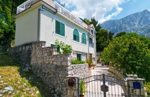 Bast Villa | Villa Charlie With Jacuzzi