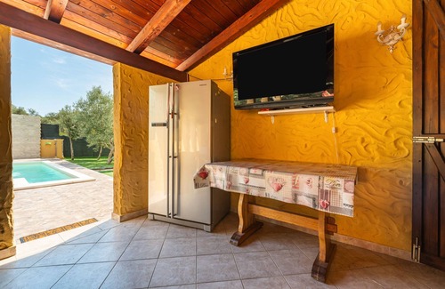 Quartu Sant'Elena Villa | Villa 'Chiara' with Mountain View, Wi-Fi and Air Conditioning