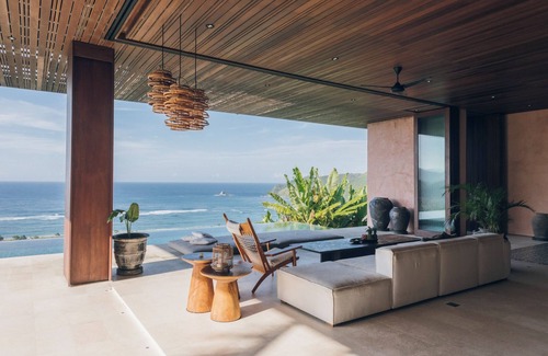 Praya Barat Villa | Villa Chibo at Tampah Hills