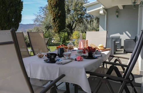 Puegnago del Garda Apartment | Villa Clara Peler with Mountain View, Shared Garden & Wi-Fi