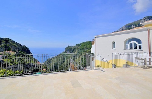 Pontone House | Villa Clarice B, fully refundable with voucher*: A bright and sunny studio apartment in a quiet position, located on a hillside above the sea, with Free WI-FI.