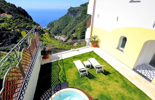 Pontone House | Villa Clarice B, fully refundable with voucher*: A bright and sunny studio apartment in a quiet position, located on a hillside above the sea, with Free WI-FI.