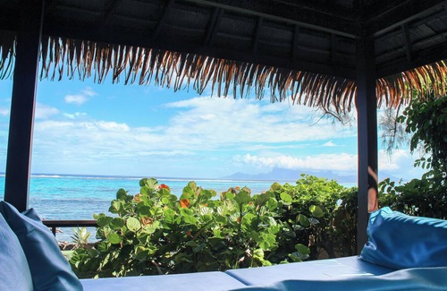 Punaauia Villa | VILLA COCO LAGOON 3-bedroom amazing beach front villa in Punaauia with AC, WiFi.