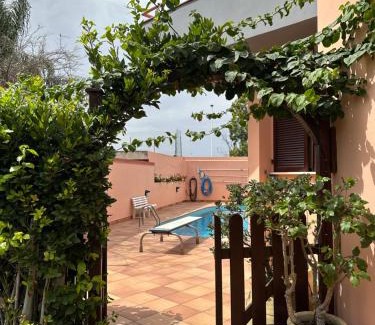 Quartu Sant'Elena Villa | Villa con piscina e giardino a due passi dal mare.