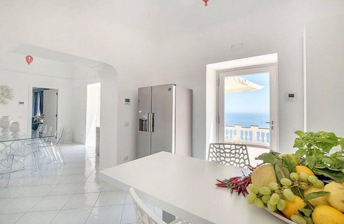 Chiesa Nuova Villa | Villa Concordia: A splendid three-story villa which faces the sun and the sea, with Free WI-FI.