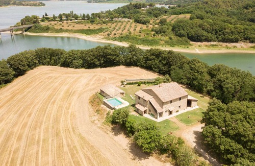 Corbara Villa | Villa Corbara - Villa with pool facing the Corbara Lake in Umbria